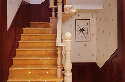 日喀则中式别墅室内汉白玉石楼梯的定制安装装饰效果
